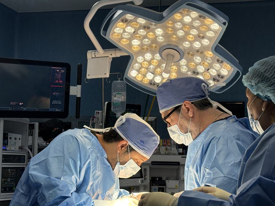 Equipo quirúrgico del Dr. González Mendoza durante un procedimiento ginecológico.