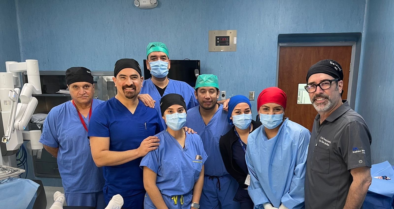 Equipo quirúrgico del Dr. González Mendoza con plataforma robótica Da Vinci en Hospital Ángeles Torreón